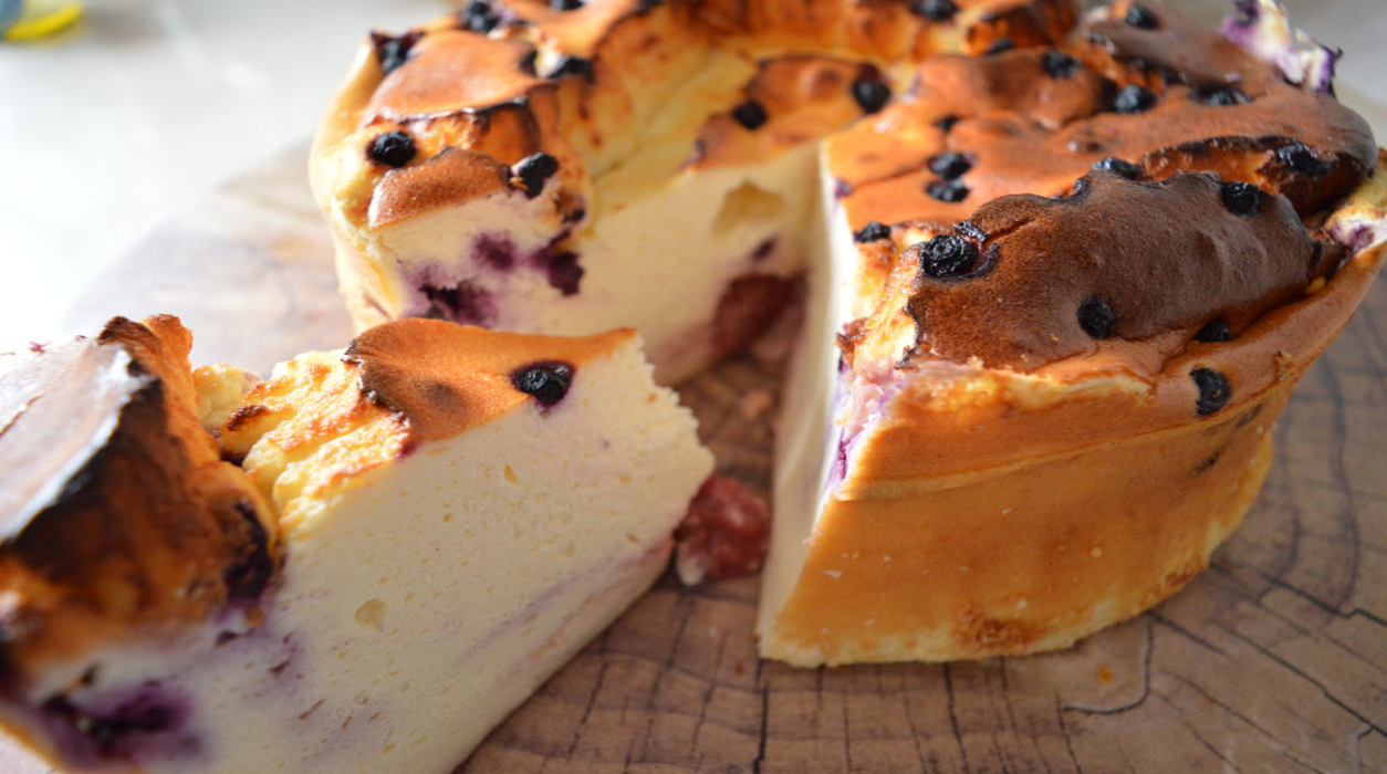 Gâteau léger au fromage blanc et aux fraises et myrtilles