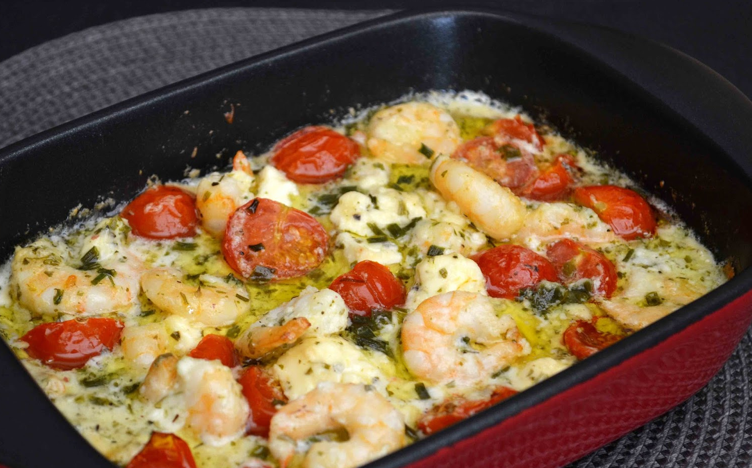 Scampis à l’ail, feta et tomates cerise au four