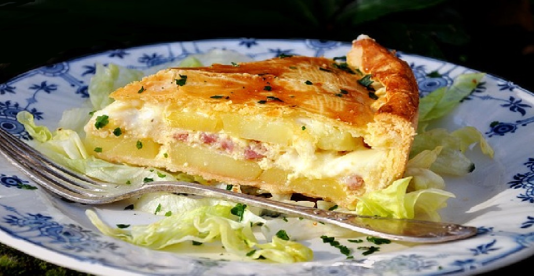 Tourte aux pommes de terre, lard fumé et reblochon