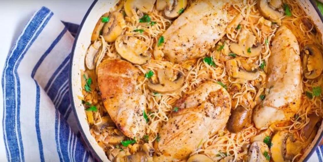 Pâtes aux champignons, poireaux et poulet dans une sauce crémeuse au vin