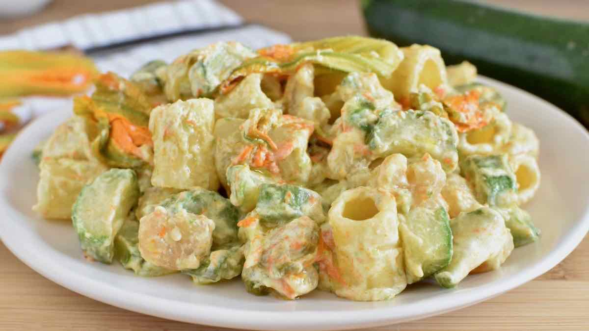 La meilleure salade de pâtes aux courgettes et fleurs de courge