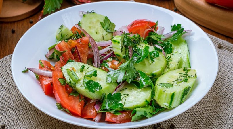 Recette. La salade fraiche de tomate et de concombre mariné