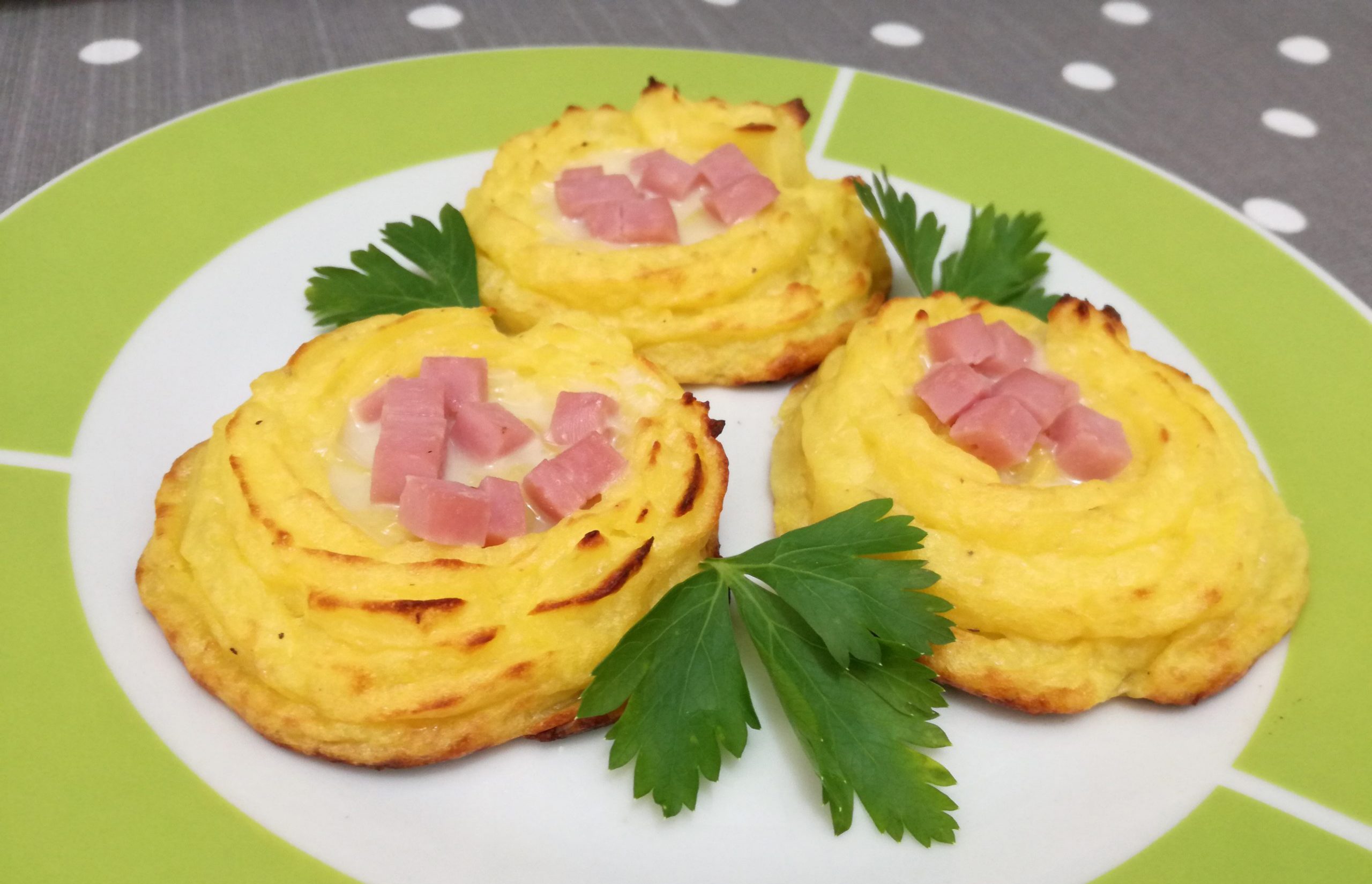 Nids de pomme de terre avec mozzarella et jambon cuit