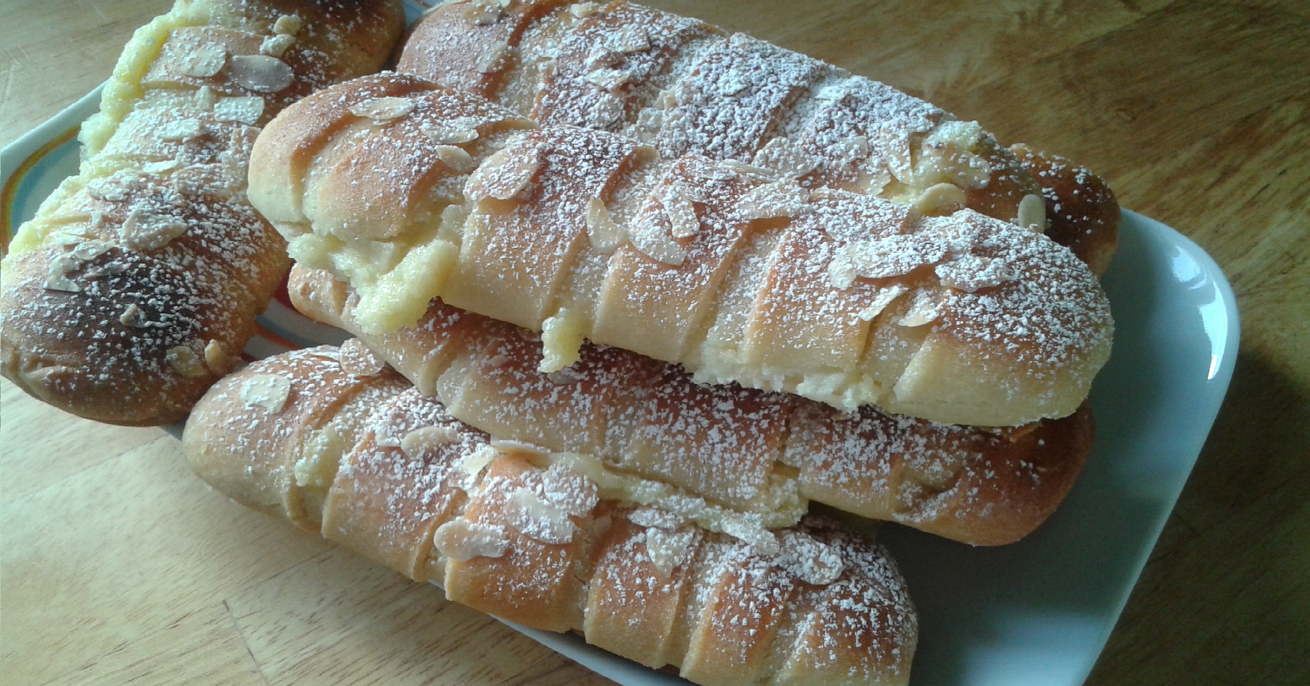 Petits pains briochés à la crème pâtissière et aux amandes