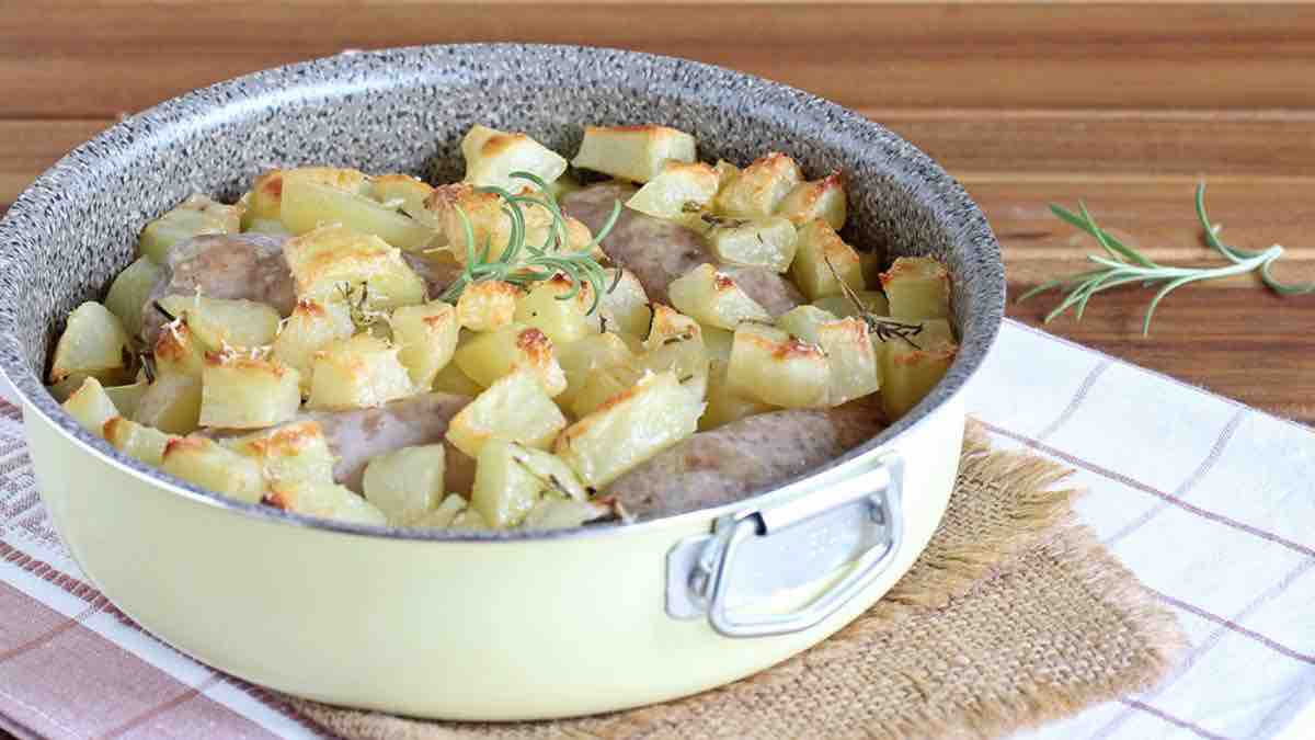 Pommes de terre et saucisses au parmesan