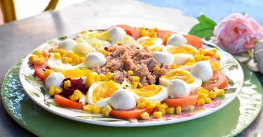 Salade de maïs aux œufs durs avec thon et mozzarella, une recette riche en goût et nutritive