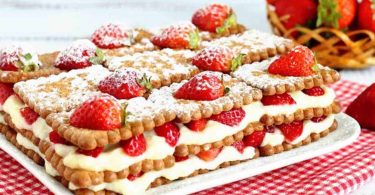 Gâteau de biscuits secs aux fraises et à la crème