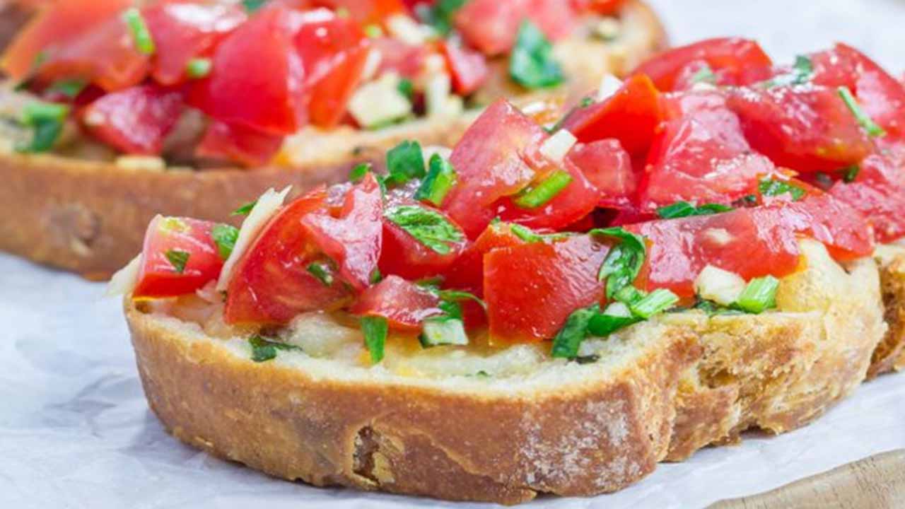 Pains grillés à l'ail et tomates façon bruschetta