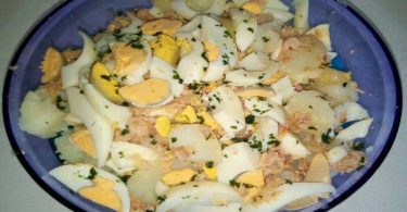 Salade de pommes de terre au thon, mozzarella et oeufs