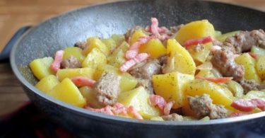 Poêlée aux pommes de terre saucisses et lardon croustillant